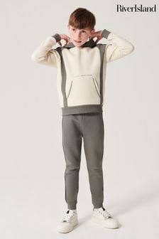 Conjunto de pantalón de chándal y suéter con diseño en bloques para niño de River Island (781263) | 50 €