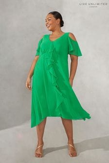 Zielona sukienka z odkrytymi ramionami Live Unlimited Curve z falbaną z przodu (848331) | 327 zł