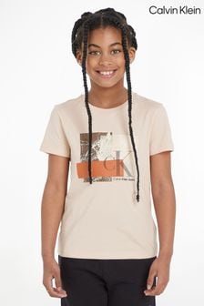 Beżowa koszulka dziecięca Calvin Klein o pudełkowym kroju z monogramem (879341) | 100 zł