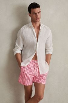 Ярко-розовый - Reiss пляжные шорты с зигзагообразным принтом и затягивающимся шнурком (917649) | €104