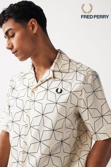 Бежевый/белый - Рубашка с короткими рукавами и отложным воротником Fred Perry с геометрическим принтом (934247) | €161