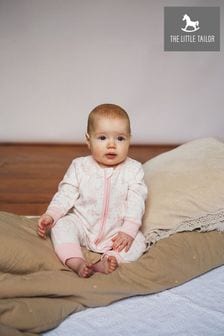 Weiß/Rosa - The Little Tailor Baby-Schlafanzug aus weicher Baumwolle mit Reißverschluss und mit Osterhasenprint (952705) | 33 €