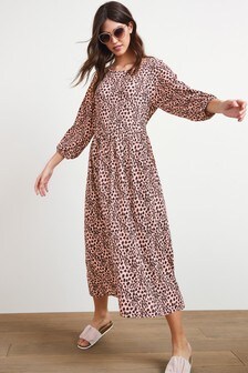 Robe mi-longue à volants superposés