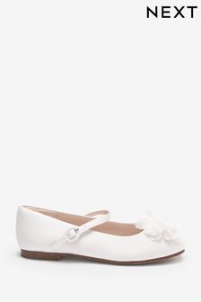 Weiß - Bridesmaid Collection Festliche, schmutzabweisende Mary-Jane-Schuhe aus Satin mit Zierblume (A32265) | 13 € - 17 €