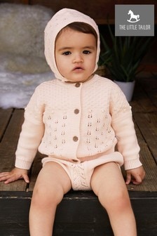 The Little Tailor粉色針織開襟毛衣、軟帽和燈籠褲3件式嬰兒套裝 (A48100) | NT$2,100