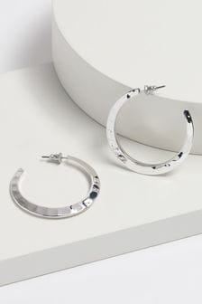 Серебристый цвет - Серьги-кольца с чеканной отделкой (A52910) | €9