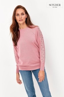 Różowy sweter Sonder Studio z ozdobnej ażurowej dzianiny (A76692) | 104 zł