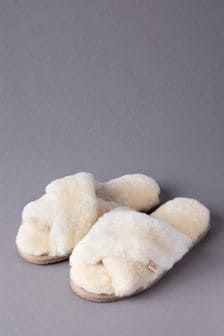 Crema - Pantuflas estilo chinelas de piel de oveja con tiras cruzadas para mujer de Lakeland Leather (A87864) | 85 €