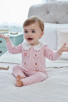  (A88461) | €33 - €36 Rosa - Completo per neonati lavorato a maglia con colletto e ricami floreali (0 mesi - 2 anni)