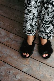 黑色 - Chelsea Peers標準剪裁毛茸茸交叉帶設計拖鞋 (B65979) | NT$1,400