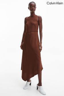 Brązowa symetryczna sukienka Calvin Klein z materiału z recyklingu (C28318) | 535 zł