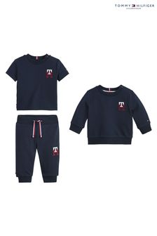 Niebieski zestaw prezentowy dla niemowląt Tommy Hilfiger z monogramem (C47242) | 347 zł