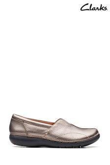 Clarks Silver Pebble Metalic Un Loop Stride Shoes (C50630) | 93 €