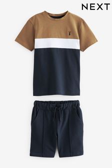  (C70708) | €30 - €40 Blu Navy/Marrone Marrone Chiaro - Completo maglietta a blocchi di colore e shorts (3-16 anni)