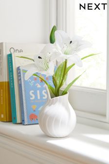 زهور زنبق صناعية في مزهرية خزفية بيضاء شكل طيات (C74543) | 78 ر.س