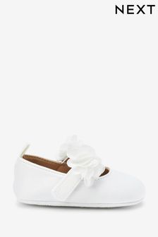  (C79565) | €16 Wit satijn - Bridesmaid Collection babyschoenen met corsage voor speciale gelegenheden (0-18maanden.)