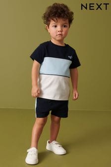  (D14273) | €18 - €24 Blu e bianco - Completo T-shirt e shorts a maniche corte a blocchi di colore (3 mesi - 7 anni)