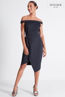 Czarna sukienka z tkaniny scuba Sonder Studio Glamour z odkrytymi ramionami (D14483) | 249 zł