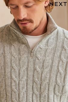 Wełniany sweter o regularnym kroju, ze splotem warkoczowym i z zapięciem pod szyją (D21911) | 137 zł