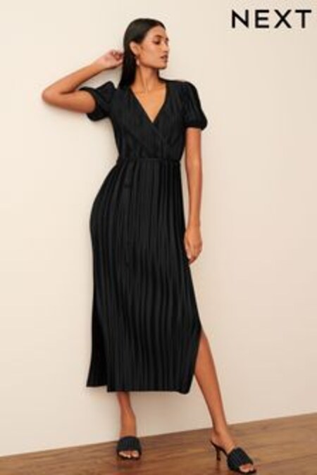 Čierna - Short Sleeve Plisse Dress (D21954) | €41