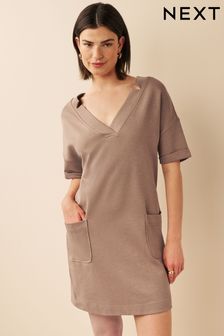 Бежевый - Трикотажное платье с короткими рукавами, треугольным вырезом и карманами (D28079) | €15