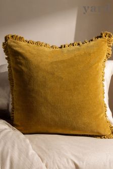 Aksamitna poduszka dekoracyjna The Linen Yard Bertie z bawełny z efektem sprania (D33082) | 140 zł