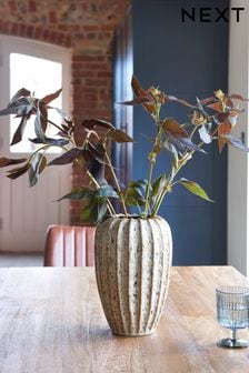 Žebrovaná váza s texturou z organického materiálu s keramickými květy (D33253) | 1 190 Kč