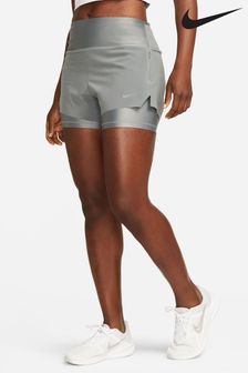 Siva - Nike 3-inch tekaškimi kratkimi hlačnicami s srednje visokim pasom 2-v-1 in žepi  (D67619) | €68