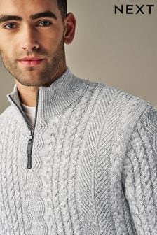Gruby sweter o regularnym splocie warkoczowym z zapięciem pod szyją (D74675) | 127 zł