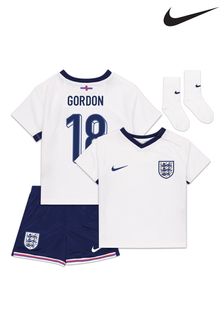 Nike White Gordon 18 Infant England Home Stadium Mini Kit 2024 (E91122) | €89