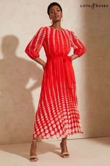 Czerwony w kropki - Plisowana sukienka midi Love & Roses z rękawem 3/4 i nadrukiem (K55753) | 436 zł