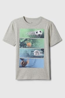 Sport, Grau - Gap Kurzärmeliges Rundhals-T-Shirt mit Grafik (4-13yrs) (K75369) | 16 €