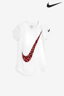 Weiß - Nike Little Kids T-Shirt mit leopardengemustertem Swoosh-Logo (M00016) | 22 €
