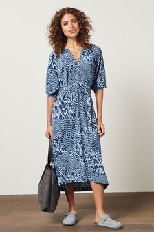 שמלת מידי עם חגורה וצווארון וי