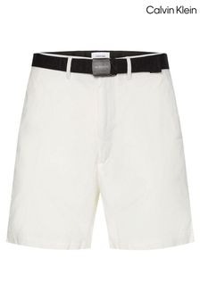 מכנסיים קצרים עם חגורה של Calvin Klein דגם Garment Dye בלבן (M09749) | ‏349 ₪