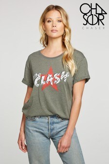 חולצת טי עם כיתוב The Clash של Chaser (M16209) | ‏317 ₪