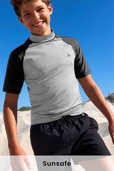 אפור מלאנז' - חולצת שחייה להגנה מפני השמש עם שרוולים קצרים (גילאי ‪1.5-16‬​​​​​​​) (M24469) | ‏31 ₪ - ‏62 ₪