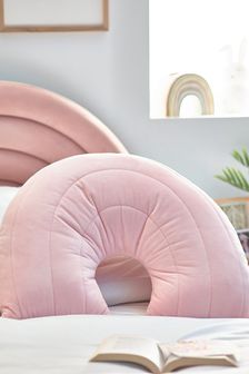 Różowa poduszka dekoracyjna z motywem tęczy (M37350) | 65 zł