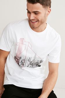 Biały City - Standardowy krój - Koszulka z grafiką (M82776) | 69 zł
