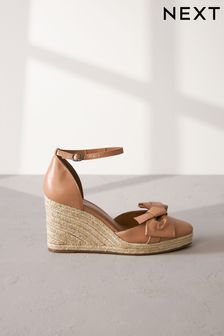 Camel Signature Leather Closed Toe Bow Wedges (N09309) | 126 €
