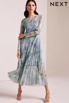 Jasnoniebieski - Plisowana sukienka midi z długim rękawem i foliowym nadrukiem (N13878) | 450 zł