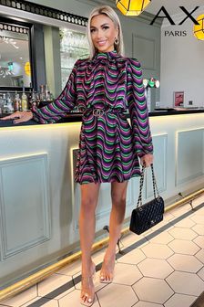 Fioletowa sukienka AX Paris o rozkloszowanym dole z długim rękawem, stójką, paskiem i kolorowym nadrukiem (N39737) | 142 zł