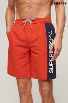 אדום - מכנסי גלישה קצרים באורך 19 אינץ׳ עם לוגו מסדרת ביגוד ספורט של Superdry (N46306) | ‏226 ‏₪