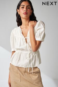Bela - Večslojna teksturirana bluza s kratkimi rokavi in zavezovanjem spredaj (N65518) | €26