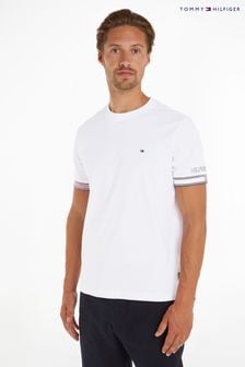 לבן - חולצת טי עם מכפלת של Tommy Hilfiger דגם Flag (N99576) | ‏226 ‏₪