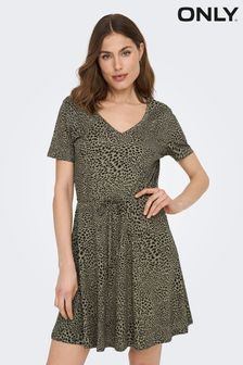 Цвет хаки с леопардовым принтом - Трикотажное платье-футболка с V-образным вырезом Only (Q39215) | €37