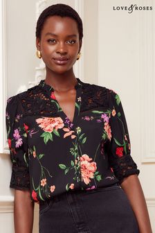 Czarna, w kwiaty - Wzorzysta bluzka Love & Roses z koronkową wstawką, krótkim rękawem i dekoltem w szpic (Q40012) | 120 zł