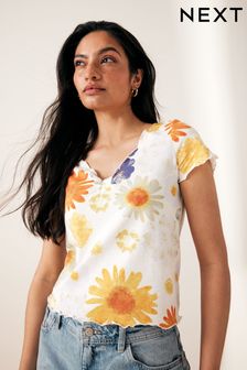 Z nadrukiem w kwiaty - Koszulka z krótkim rękawem i ozdobnym dołem (Q56155) | 85 zł