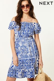 Z niebieskim nadrukiem - Letnia sukienka dżersejowa o kroju bardot z bufiastymi rękawami (Q73193) | 165 zł