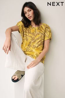 Желто-коричневый с лиственным принтом - Фактурная футболка свободного кроя с короткими рукавами (Q94360) | €26